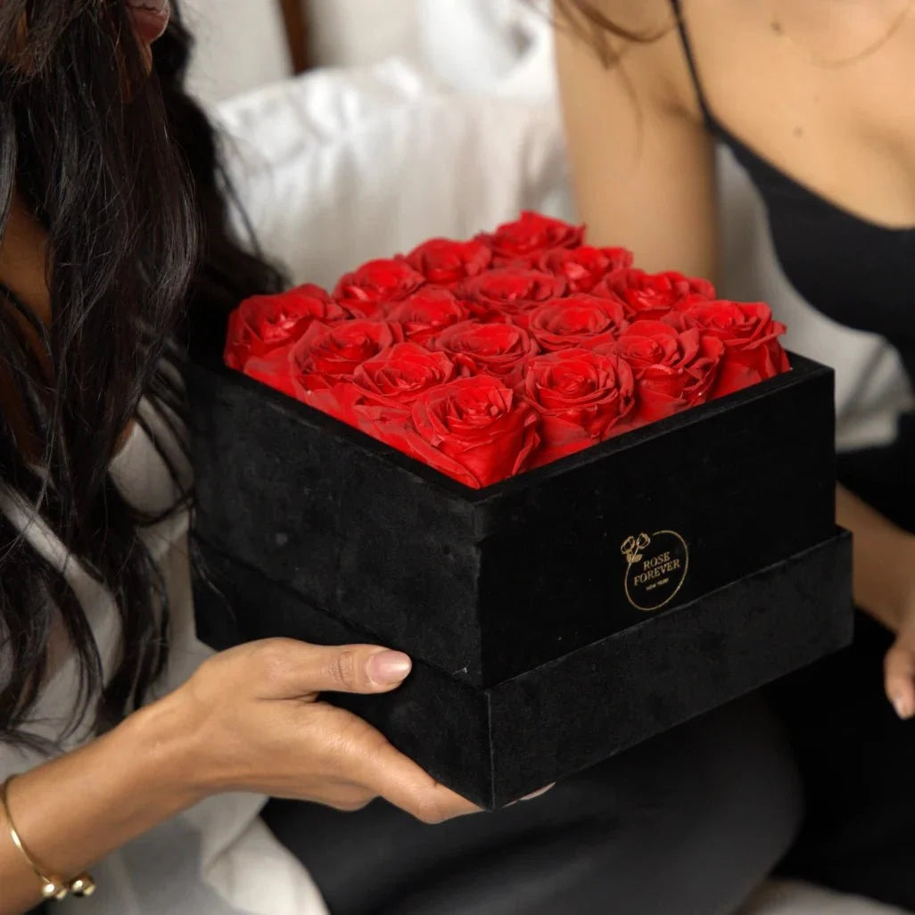 Forever rose Christmas gift: 16 red preserved roses in a black square velvet box