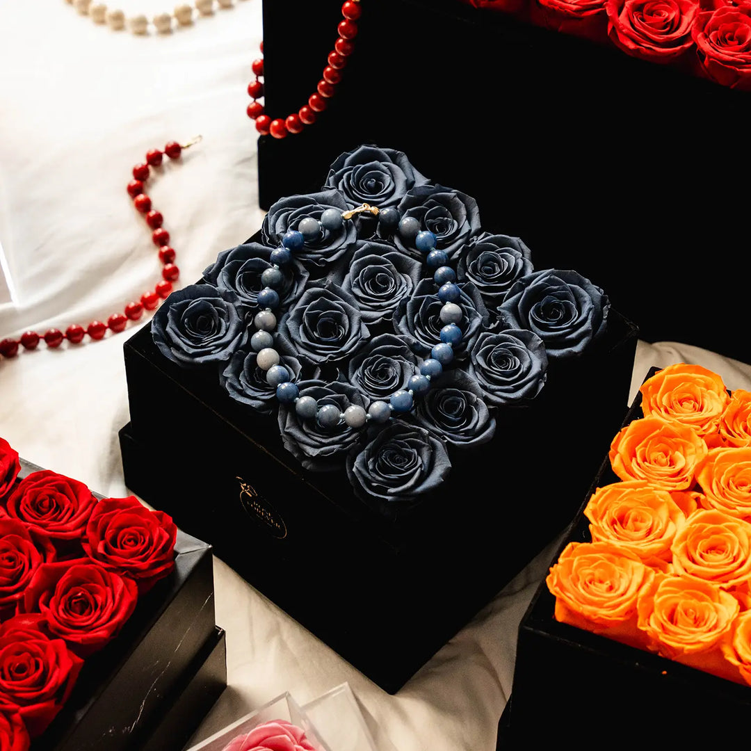 16 Grey Roses - Black Square Velvet Box