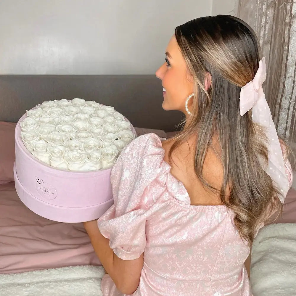 36 Ivory Roses - Pink Round Suede Box