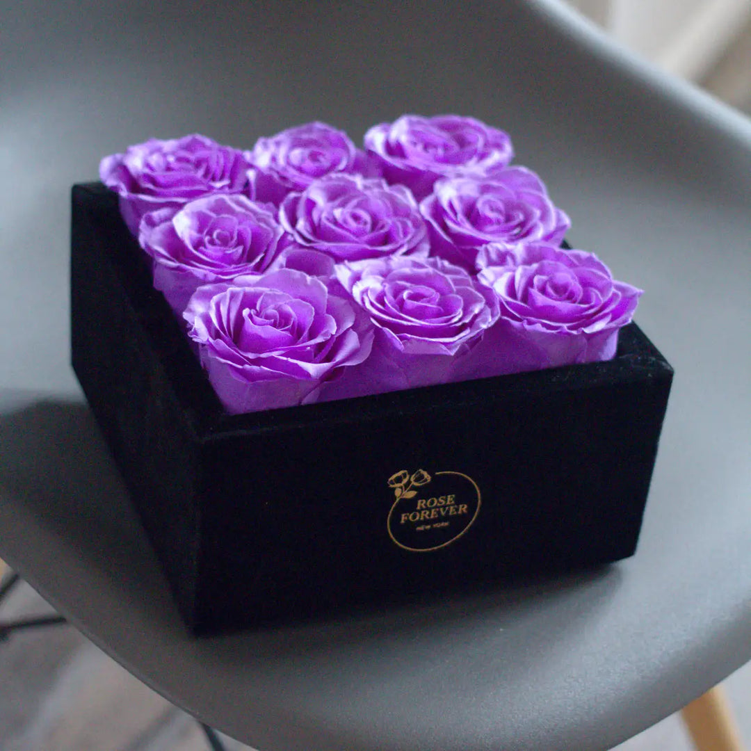 16 roses lavande - Coffret carré en velours noir